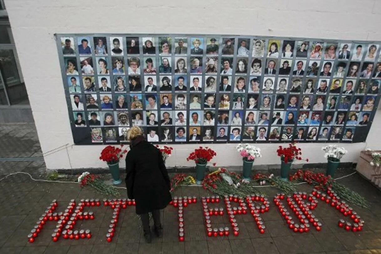 Норд-ОСТ теракт на Дубровке. Памятник на Дубровке Норд-ОСТ. Мемориал в память о жертвах терроризма на Дубровке. Журавли в память о погибших в теракте