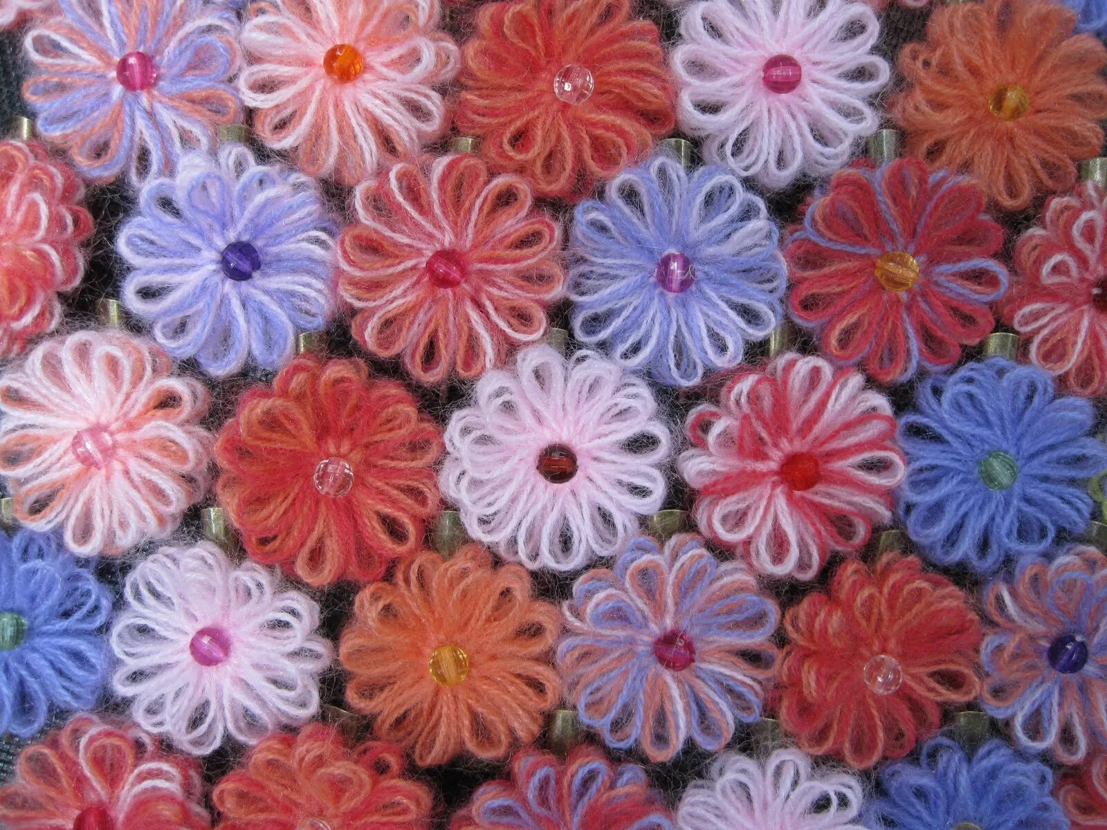 цветы из пряжи крючком. вязаные цветы. вязаные цветы. цветы из пряжи крючком. цветы из вязальных ниток.
