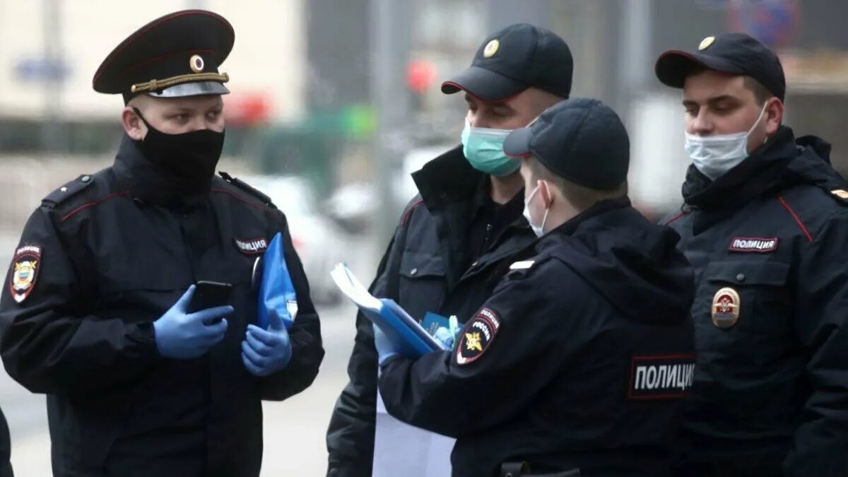 Сотруднику полиции выдают. Полиция. полиция россии. оцепление полиции рф. полицейский россии.