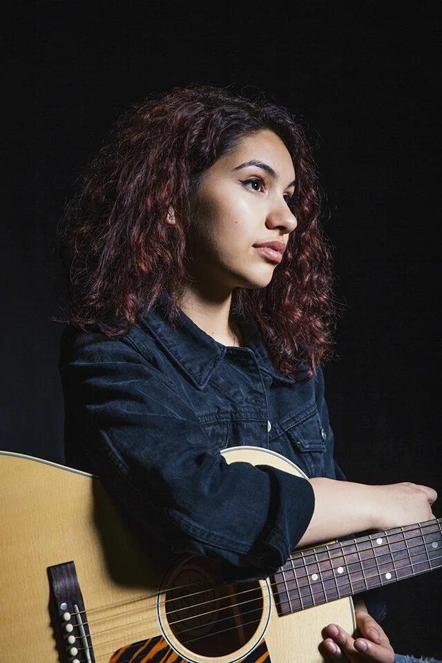 Alessia cara scars. Алессия Каро. Alessia певица. Алессия Синискальчи. Alessia cara фото.