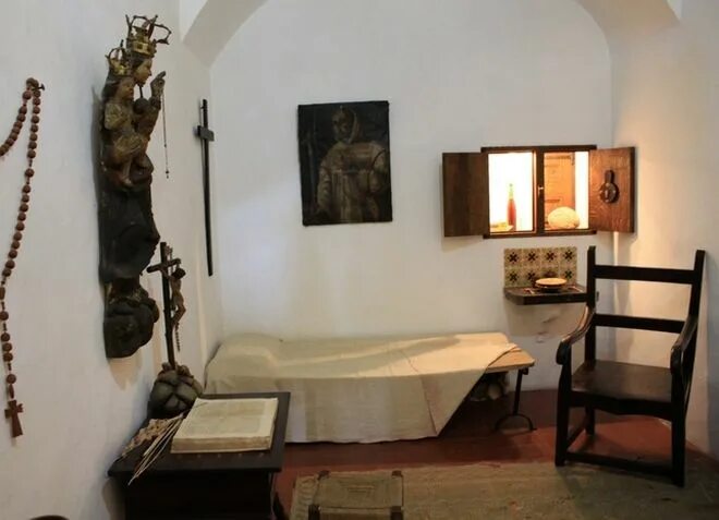 келья амвросия оптинского. монашеская келья оптина пустынь. келья монаха в монастыре современного монаха. монастырская келья. келья монаха интерьер.