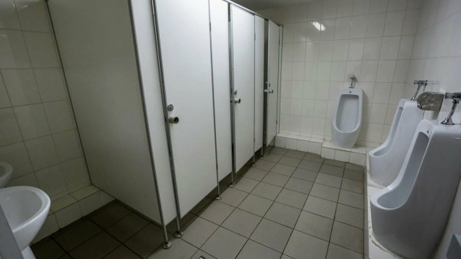 Должны ли туалеты для посетителей быть оборудованы. Санузел на предприятии. Общественный туалет. Мужские кабинки туалета. Общественные туалетные кабинки.