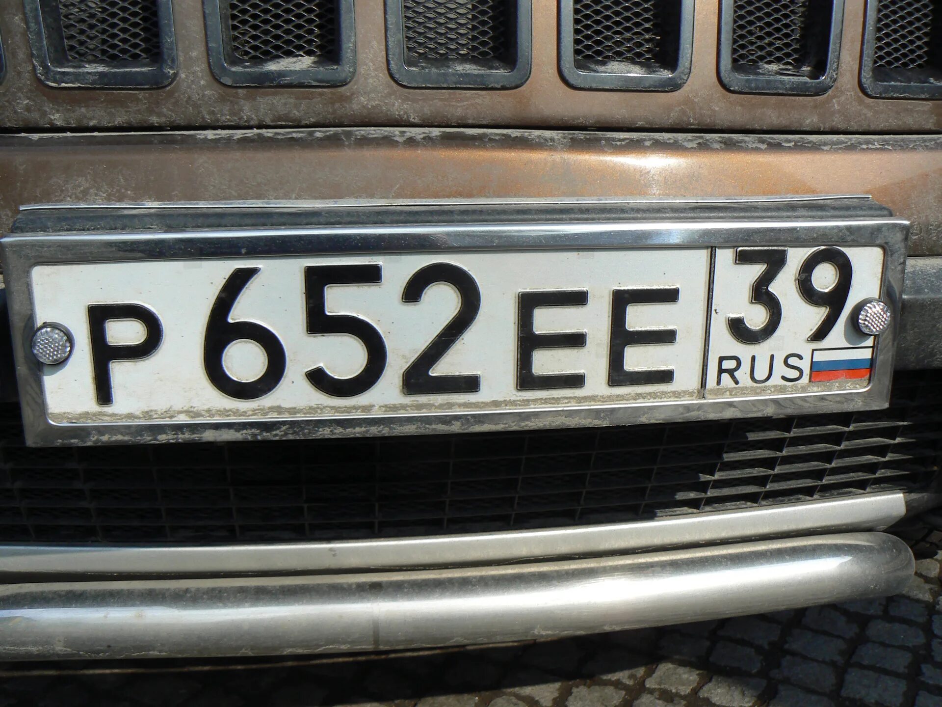 Номер автомобиля купить в москве. Крепление номерного знака, 0424. Болты номерного знака Рено. 2102 Номерной знак. ВАЗ 2107 автономер.