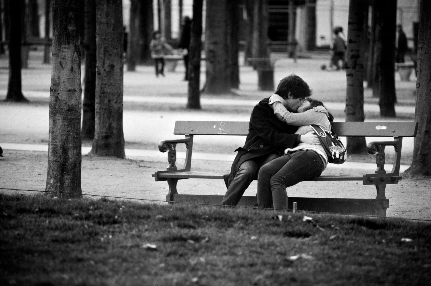 Парень целуется на улице. Поцелуй на лавочке. Поцелуй на скамейке. Пара на скамейке. Поцелуй на лавке.