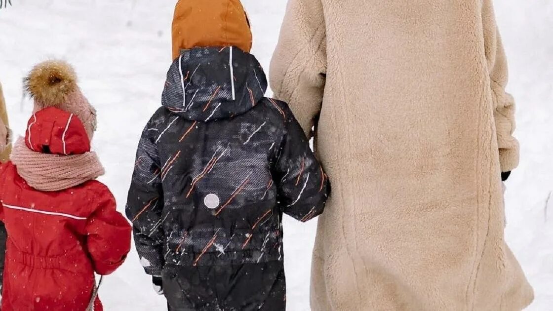 Выгнали на улицу. Мать выгнал 2 детей на улицу. Выгнали на улицу с вещами с маленьким ребенком.