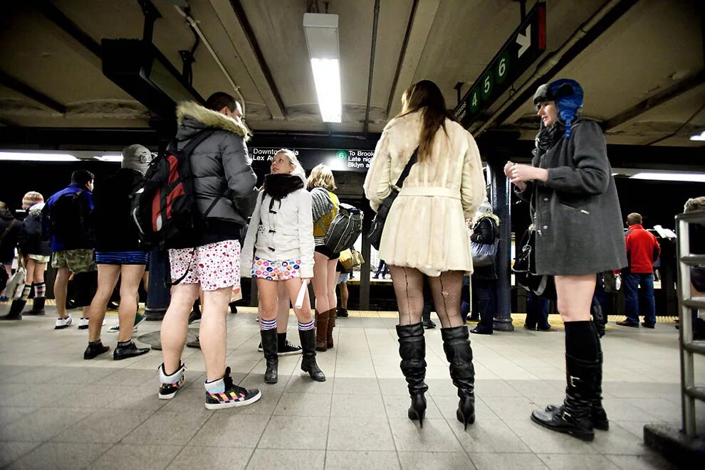 No Pants Subway Ride Москва. В метро без штанов. В сапогах в метро. Японки без штанов. Без штанов без цензуры