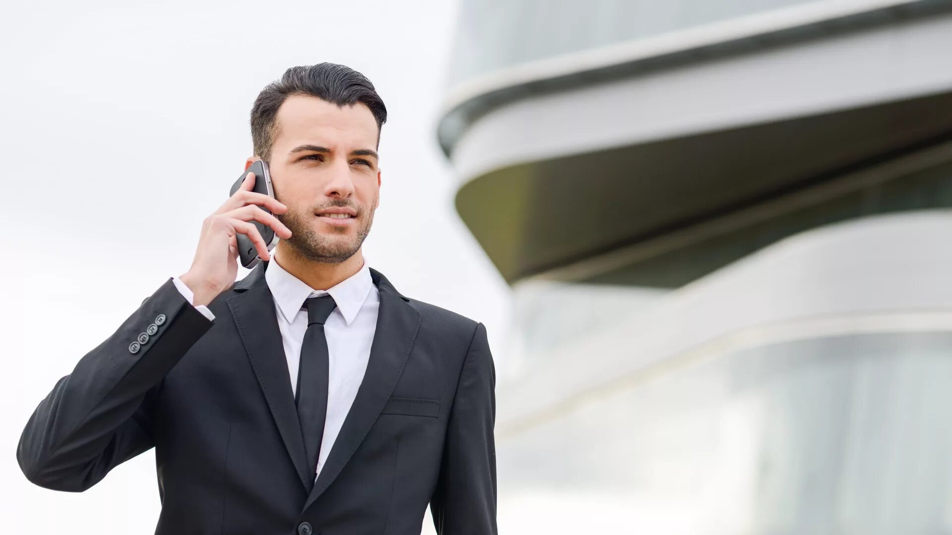 Рукопожатие женщин. Мужской деловой портрет. Look alike аудитория. Professional look like. Бизнесмен улыбается.