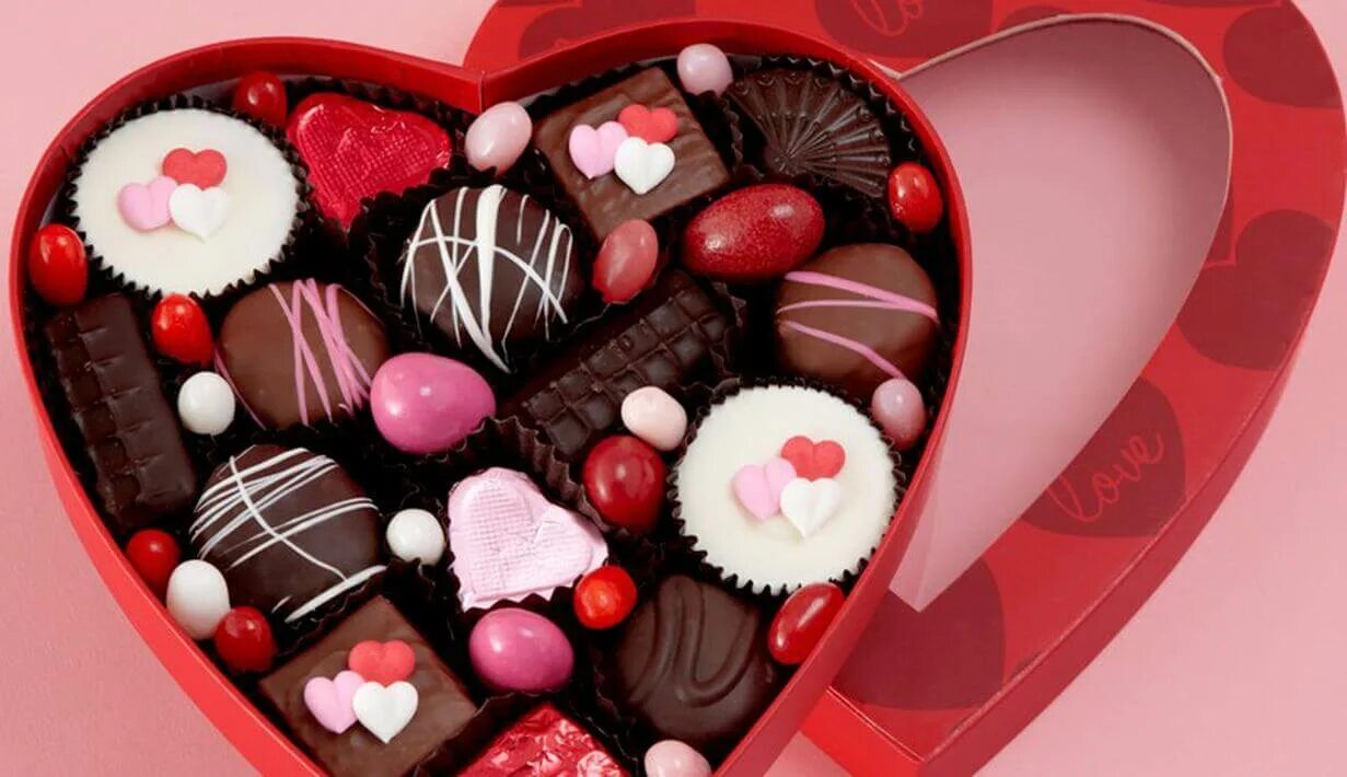 Шоколад 14. Сладости в виде сердца. Конфеты в виде сердца. Конфеты на 14 февраля. Коробка конфет сердце.