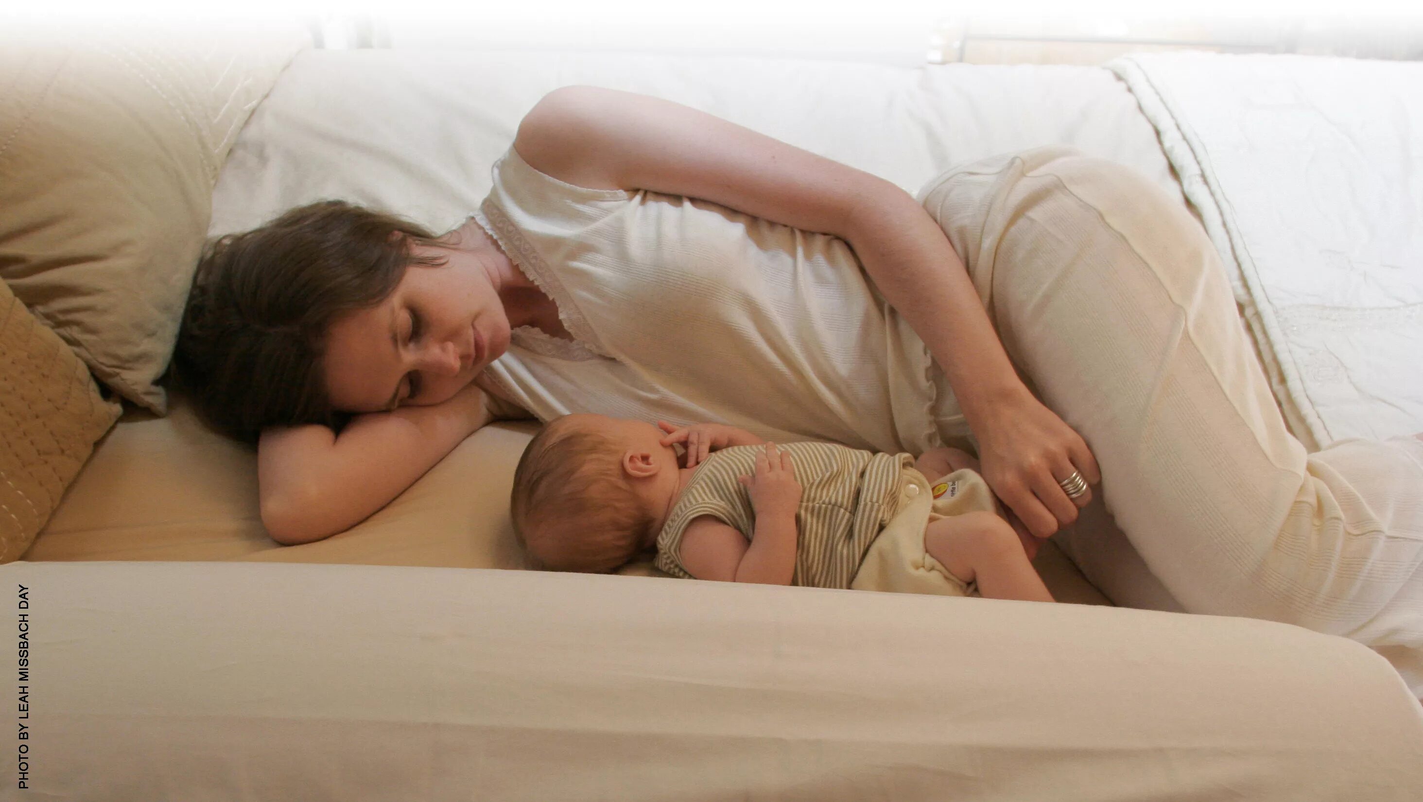 Совместный сон с ребенком. Спящий ребенок. Сон матери с ребенком в одной кровати.