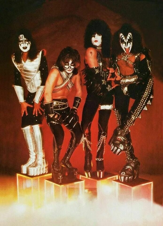Виниловая пластинка kiss. Питер крисс кисс. Kiss the well. Kiss gene simmons 1978. Kiss the well.