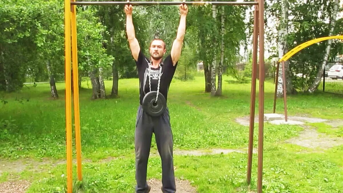 Флажок на турнике. Мировой рекорд по подтягиванию на турнике. Мировой рекорд по вису на перекладине. Рекорд подтягиваний с весом. Мировой рекорд по вису на перекладине.