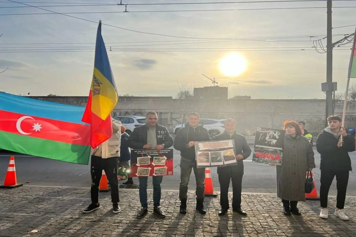 Азербайджанцы в Молдове. Молдова пикет Гайдуков у посольства Франции. Пикеты у посольства России в Армении фото. Пикеты у посольства России в Армении фото рыжий. Новости азе сегодня свежие срочно