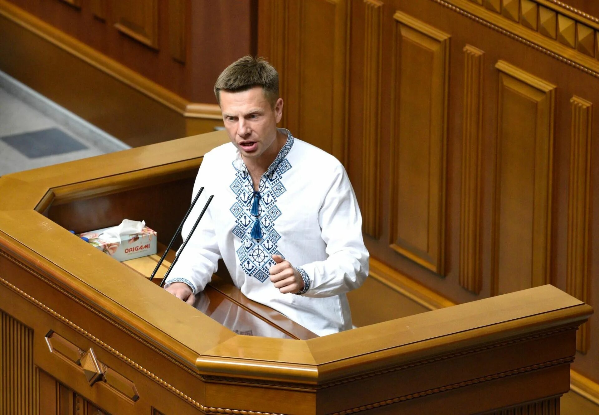 владимир зеленский. бывший руководитель украины. депутат рады кива. депутат гончаренко пасе. руководитель гур мо украины буданов.