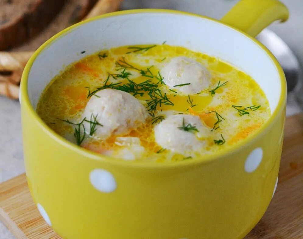Простой рецепт супа с сыром. Суп Романо сырный. Куриный сырный суп. Сырный суп Хайнц. Крем-суп сырный с курицей и плавленным сыром.
