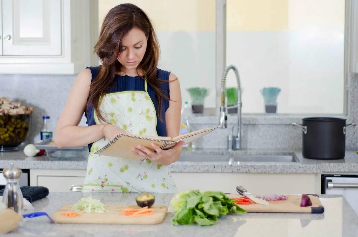 Женщина на кухне. Woman in the kitchen. Еда хозяйка. Woman in the kitchen. Женщина на кухне.