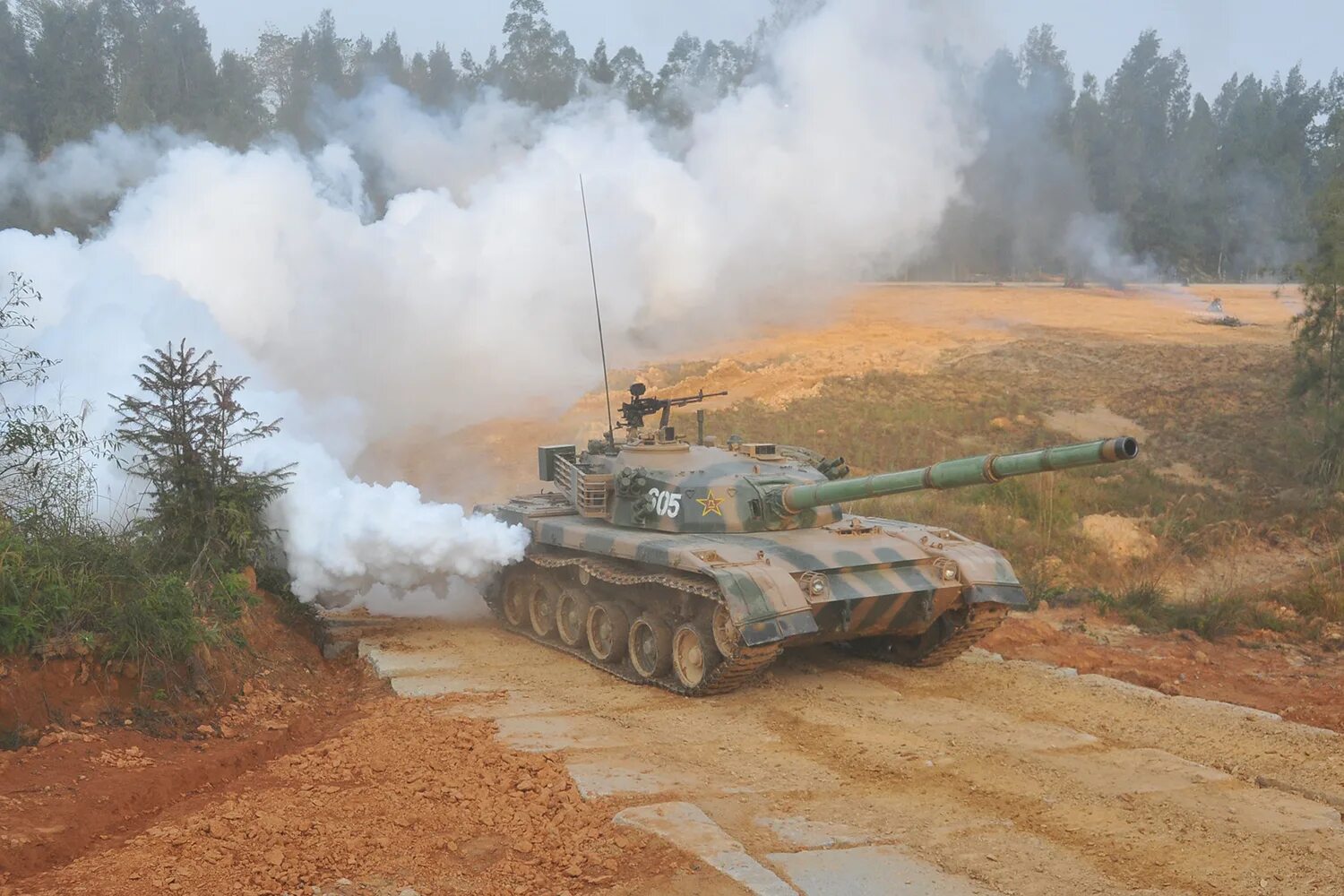 дым танки. т55 танк подбитый. танк в дыму. дымовая завеса танка т 72. дым танки.