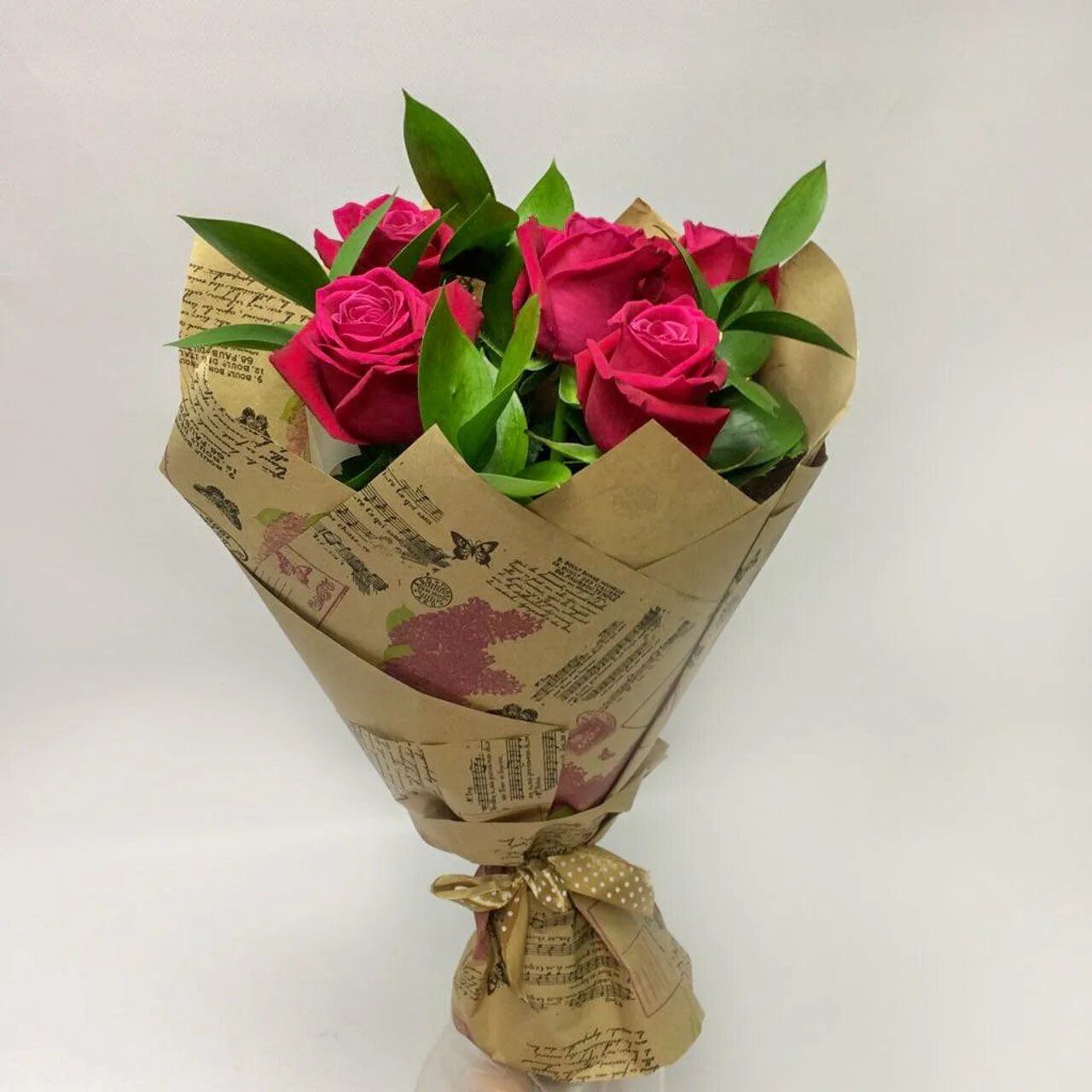 Розы в упаковке как сохранить. Букет роз в крафтовой бумаге. Букет красных роз в крафтовой бумаге. Упаковка цветов в бумагу. Завернуть букет в бумагу.