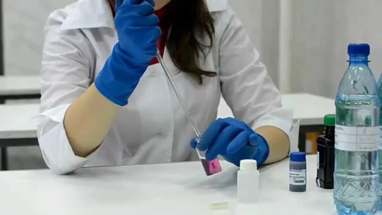 Индикаторы в титровании. Методы титриметрического титрования. Определение титруемой кислотности. Титрование фага на жидкой среде. Обратное титрование схема.