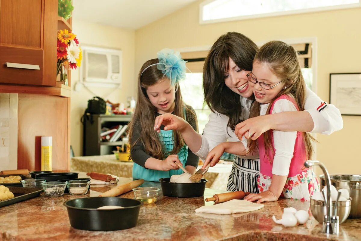 Джейми Геллер. Mum Cook. Mum Cooks dinner. Mum with children Cooks.