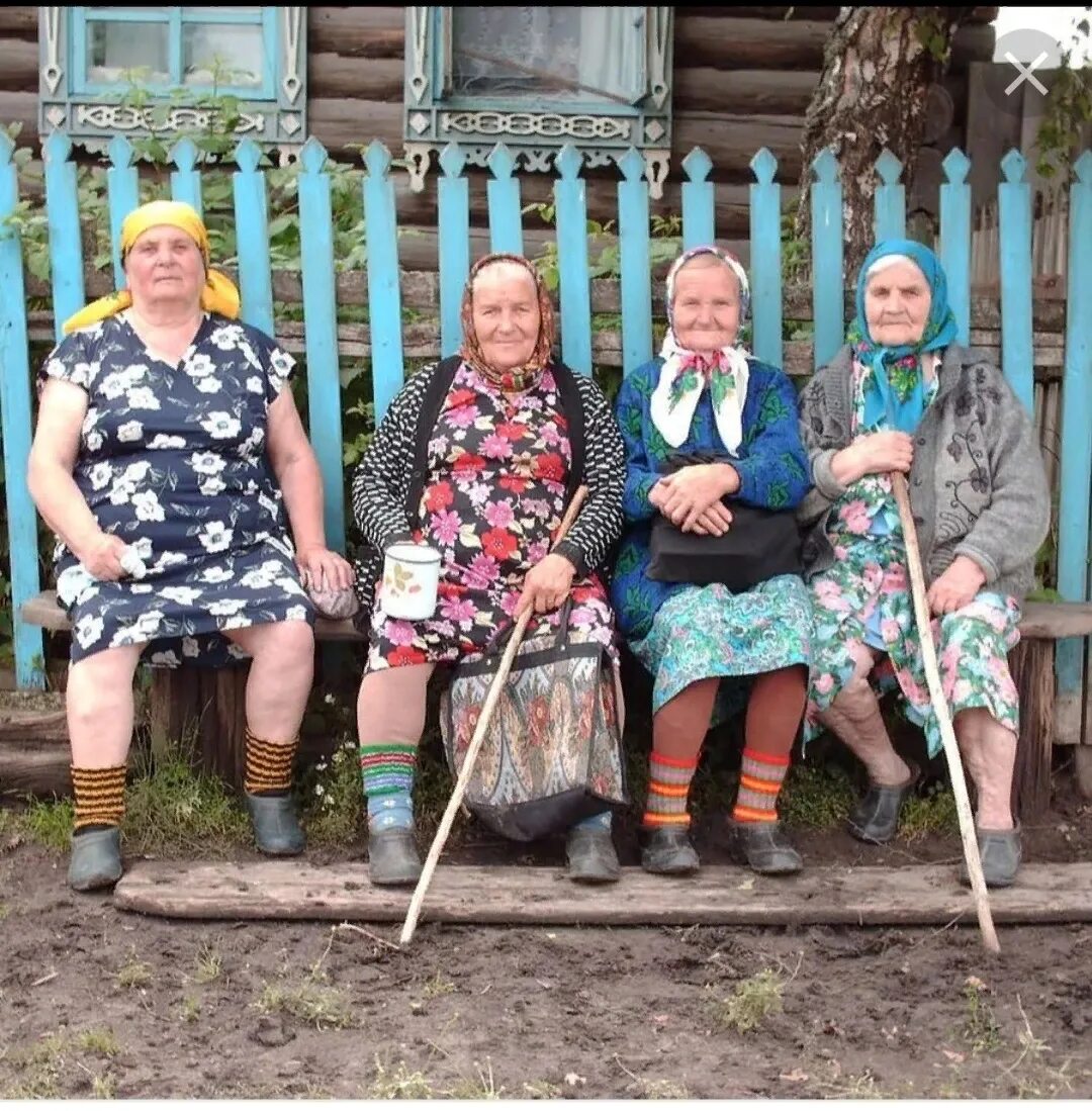 Фото деревенскими бабушками. Старушка в деревне. Старушка у забора. Бабушка в деревне. Деревня, деревенский быт.