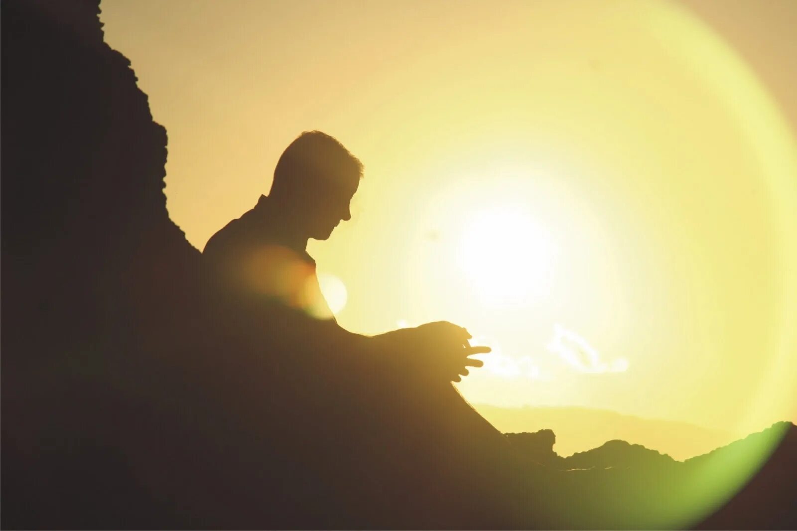 Одинокий путник в горах. Spiritual. Анахата чакра медитация. Йога медитация. Осознанный человек.