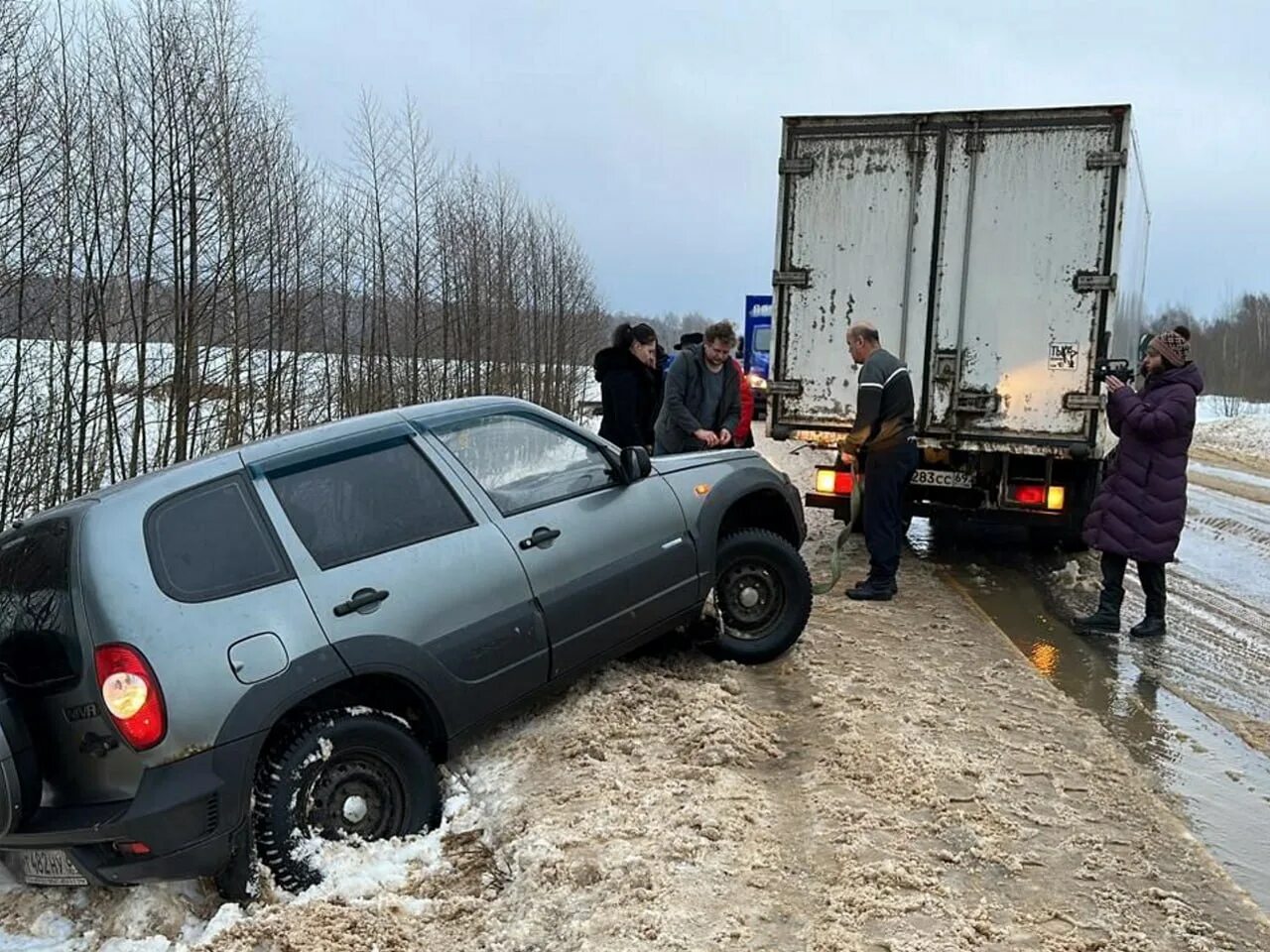 Украли любовника. Девочки на трассе. Авария трасса м9 Тверская область. Машины на стрелке. Нива внедорожник трасса Колыма.