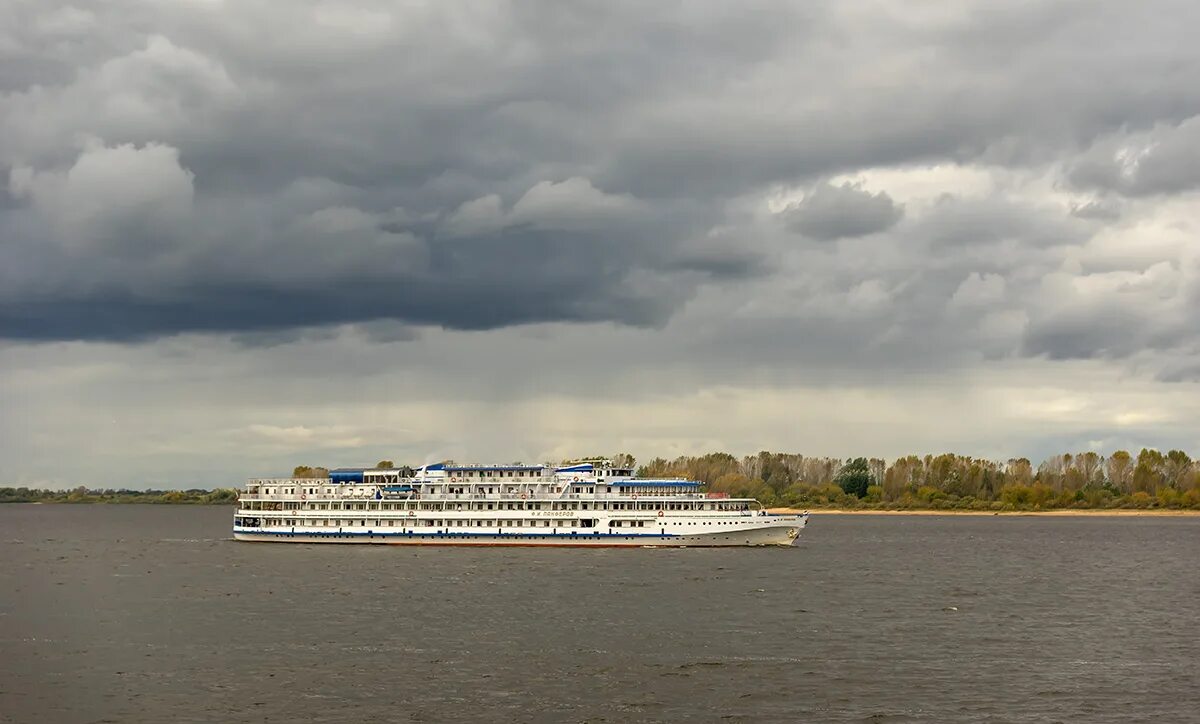 Пароход плывет по Волге. Дом плывет по Волге. Красиво падала листва красиво плыли пароходы. Валдай плывет по Волге. Пароход отчалил