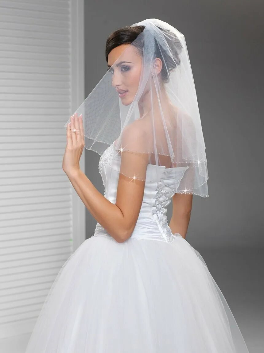 Короткое свадебное платье с фатой. Фата белая а платье молочное 2023. Свадебное платье с длинной фатой. Белое платье белая фата. Свадебная свадебная платье белая фата.