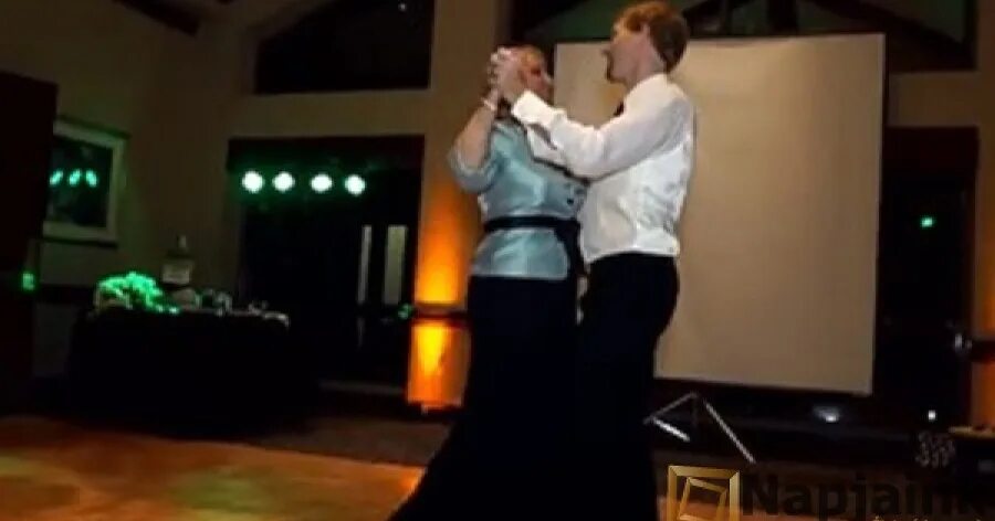 танец с родителями на свадьбе. танец жениха с мамой на свадьбе. мама танцует с сыном. мать и сын танцуют. мама танцует с сыном.