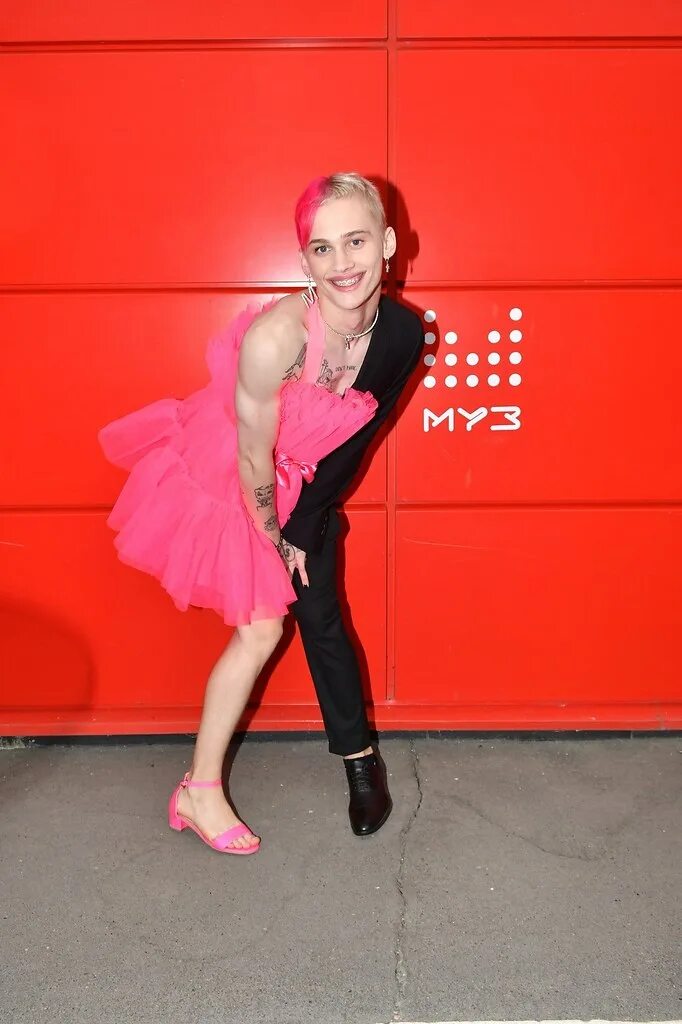 даня милохин на премии муз тв 2021. премия муз тв 2022 даня милохин. милохин в платье на премии муз тв. даня милохин на премии муз тв. милохин в женском платье на муз тв.