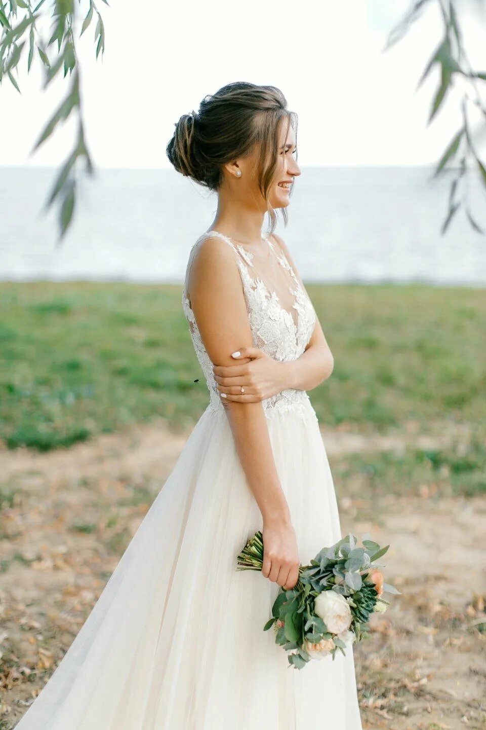 Свадебные образы летом. Свадебный образ невесты. Свадьба в стиле бохо подружки невесты. Свадебные платья легкие воздушные. Невеста летом образ.