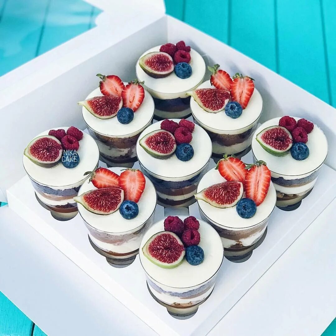 десерт в вафельном стаканчике. десерты в стаканчиках. капкейки в стаканчиках. трайфл красный бархат с вишней. пирожные в стаканчиках.