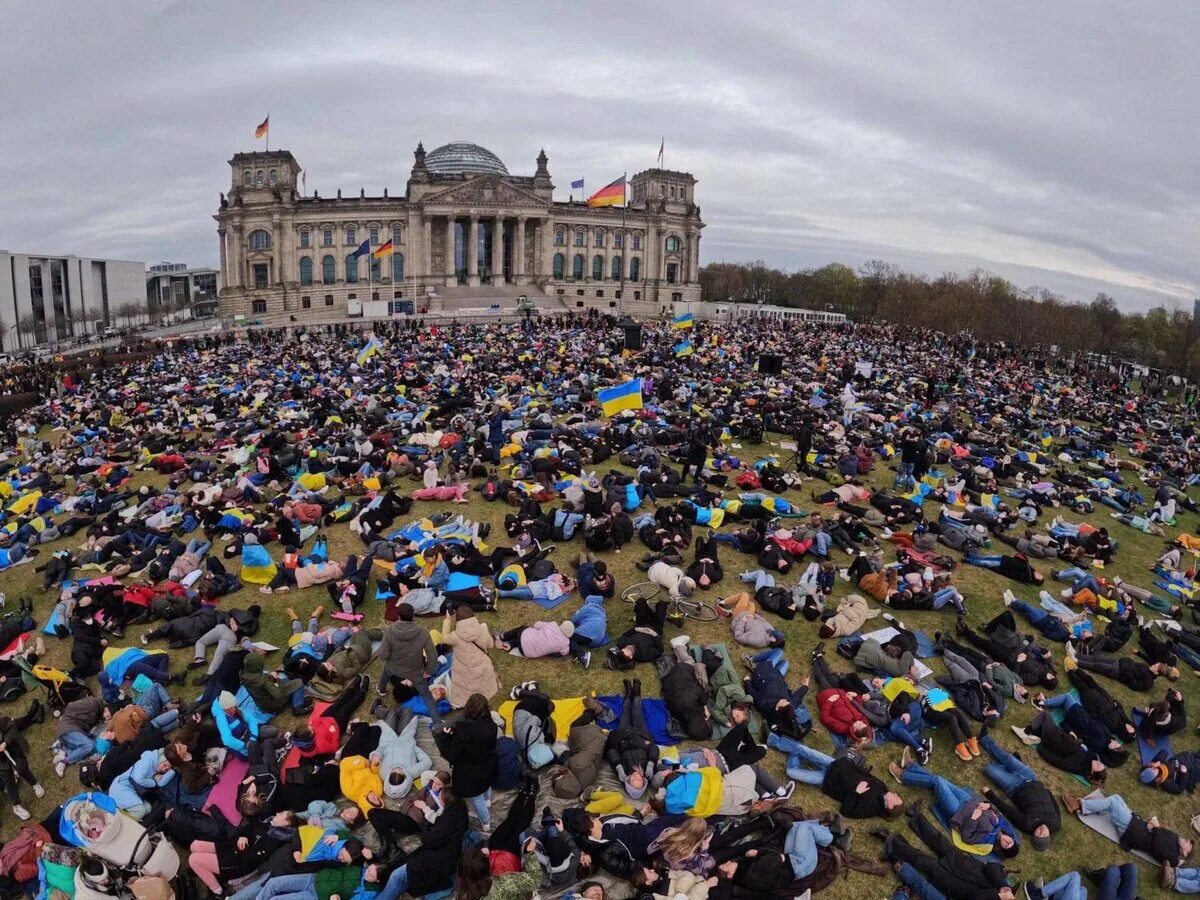 Один в берлине. Укаринские беженки в Германии. Митинг украинцев в Германии. Украинские протесты в Европе. Берлин люди.