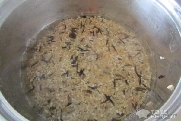 Смесь дикого и бурого риса приготовленного. Рис с шелухой название. Дикий рис для фарширования. Сколько варить дикую. Розовый рис после варки.