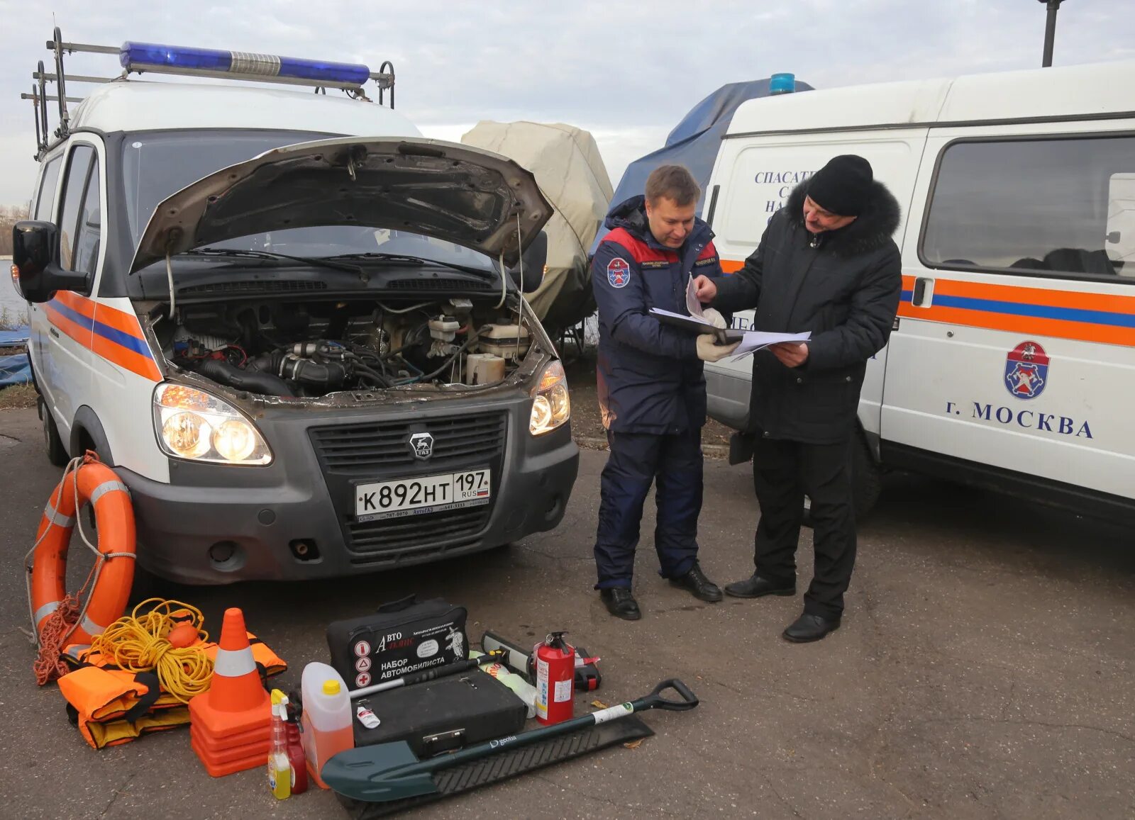 Спасательных служб москвы. Автомобиль спасателей. Автомобиль МЧС. Машина спасателей МЧС. Машина поисково спасательной службы.