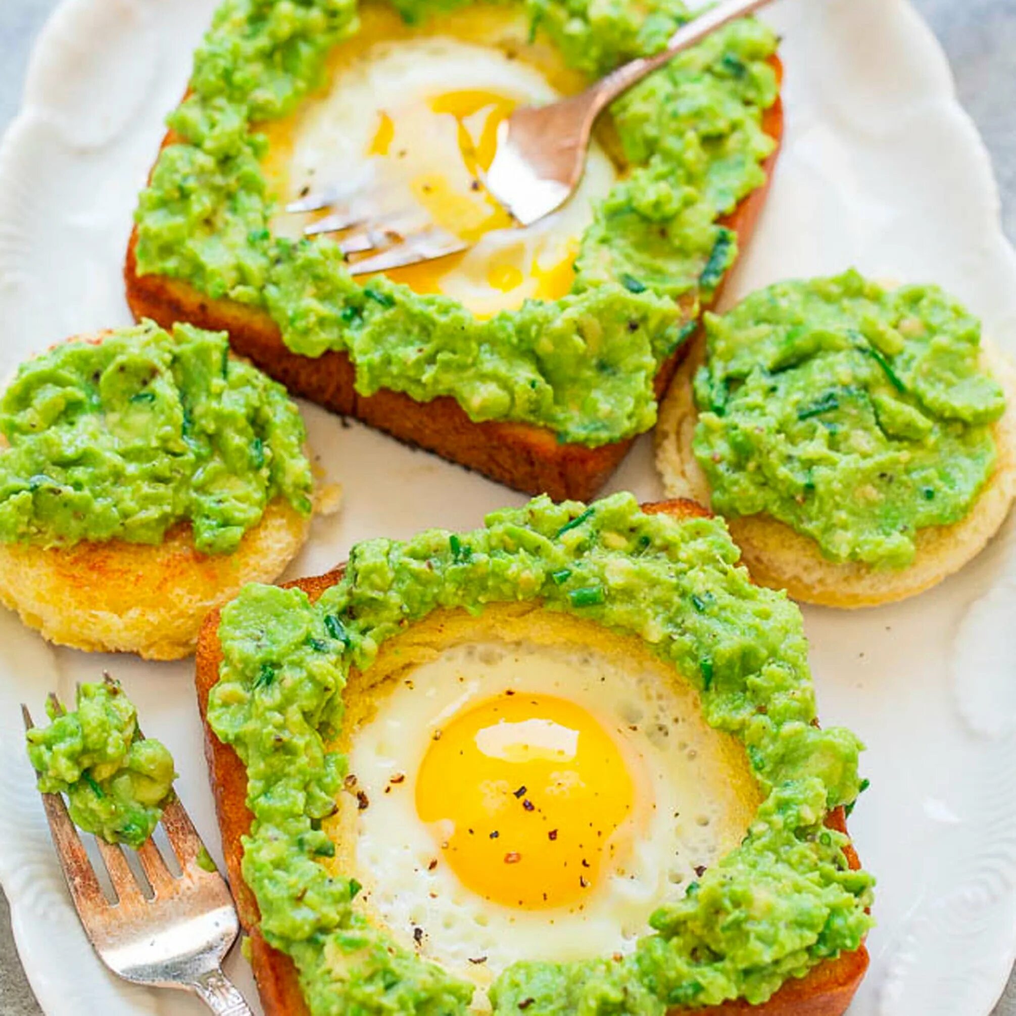 Как приготовить авокадо на завтрак. Как приготовить авокадо на завтрак. Как приготовить авокадо на завтрак. Яичница с авокадо кето. Авокадо с яйцом и сыром.