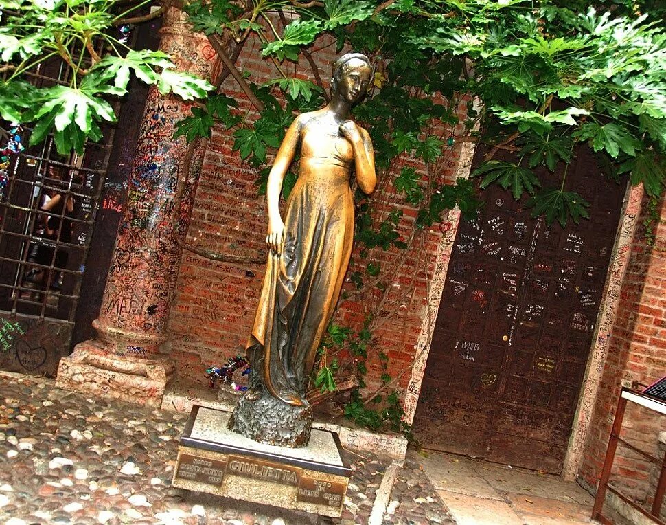 Памятник в италии в вероне данте алигьери. Дом ромео и джульетты в вероне. Верона площадь данте. Статуя ромео и джульетты в вероне. Статуи вероны.