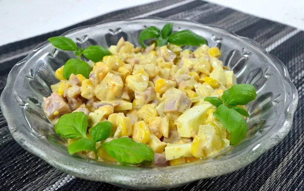 Салат из куриной грудки и кукурузы. Салат кукуруза ананас курица сыр. салат курица ананас кукуруза. салат из копчёной курицы с ананасами и кукурузой. салат ананас кукуруза сыр.
