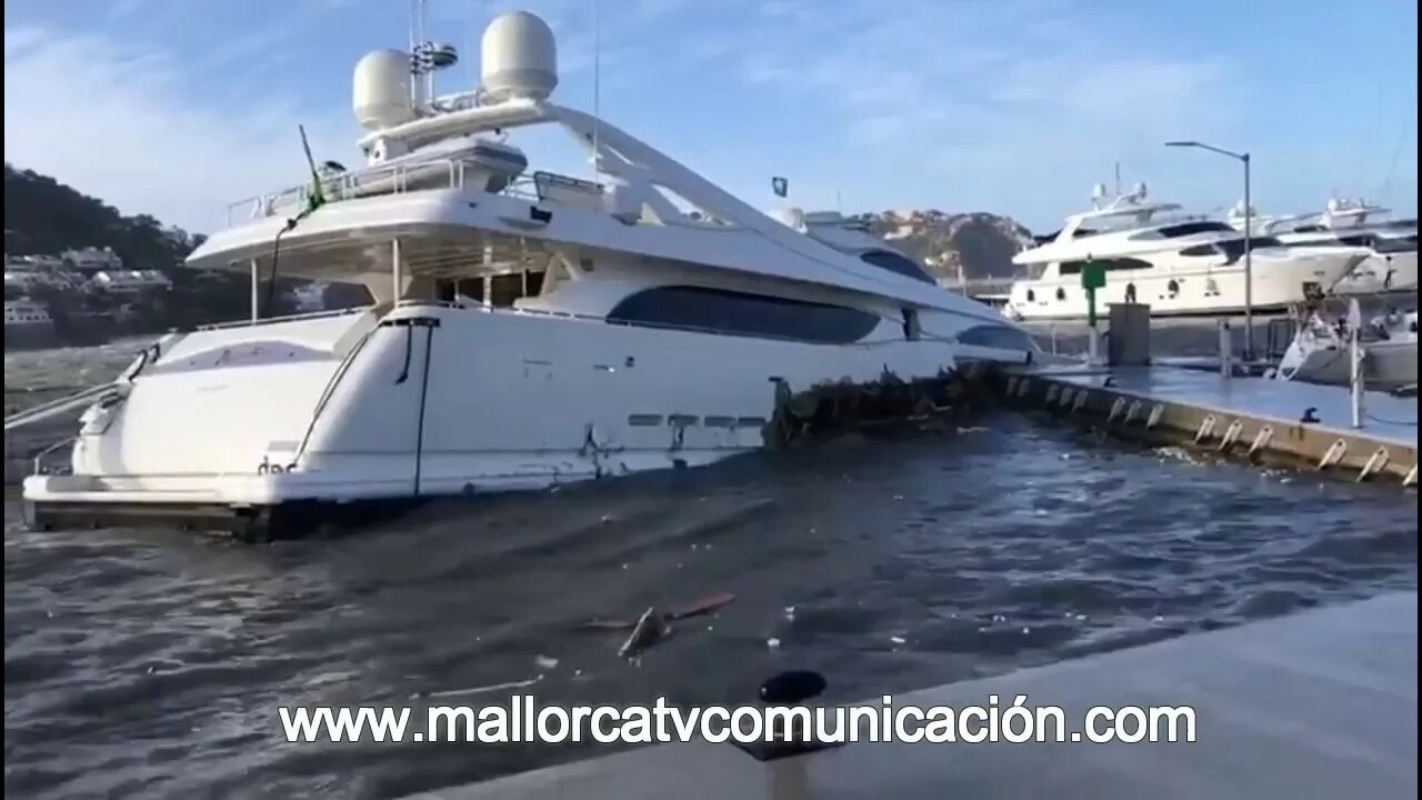 19 августа затонула яхта. Моторная яхта в шторм. затонувшая яхта. разбитая яхта. яхта сломалась.