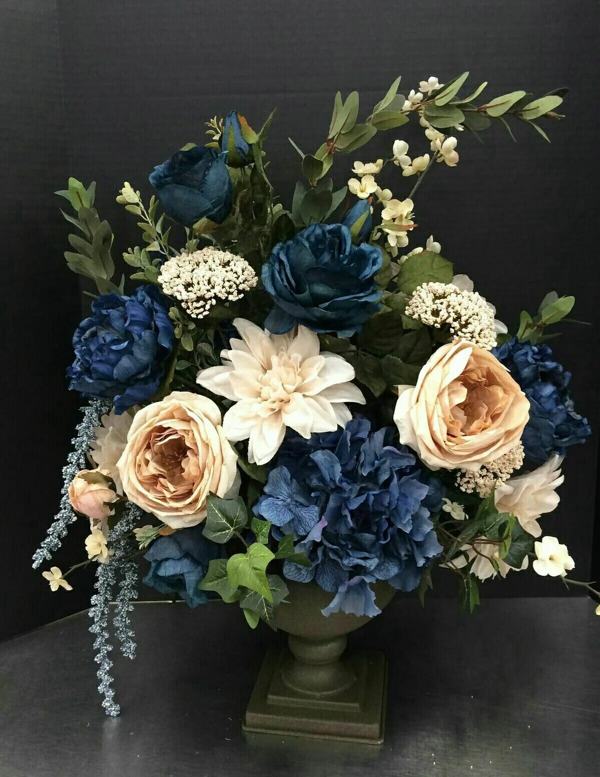 Голубая гортензия. Гортензия шокинг блю. Бруния синяя. Композиция цветов в синем цвете. Букет с синими цветами.