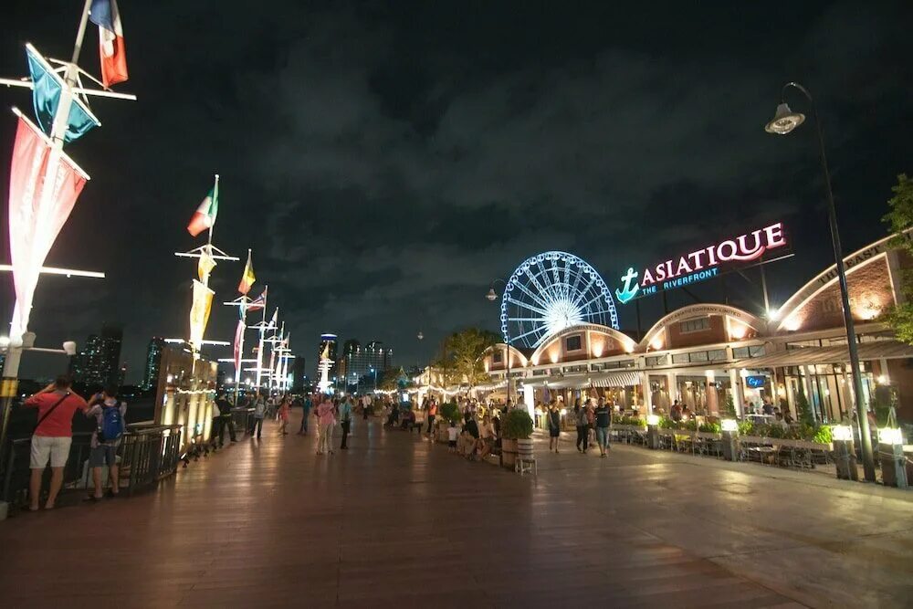 Сочи бангкок. Asiatique Бангкок. Asiatique the Riverfront. Бангкок набережная. Набережная у asiatique the Riverfront.