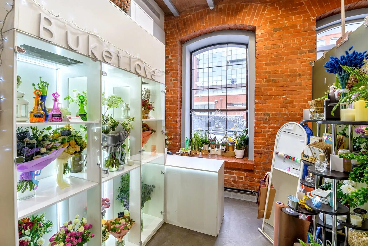 Хоть весь цветочный магазин. Интерьер цветочного магазина. Красивые цветочные магазины интерьер. Название цветочного магазина. Цветочный магазин внутри.
