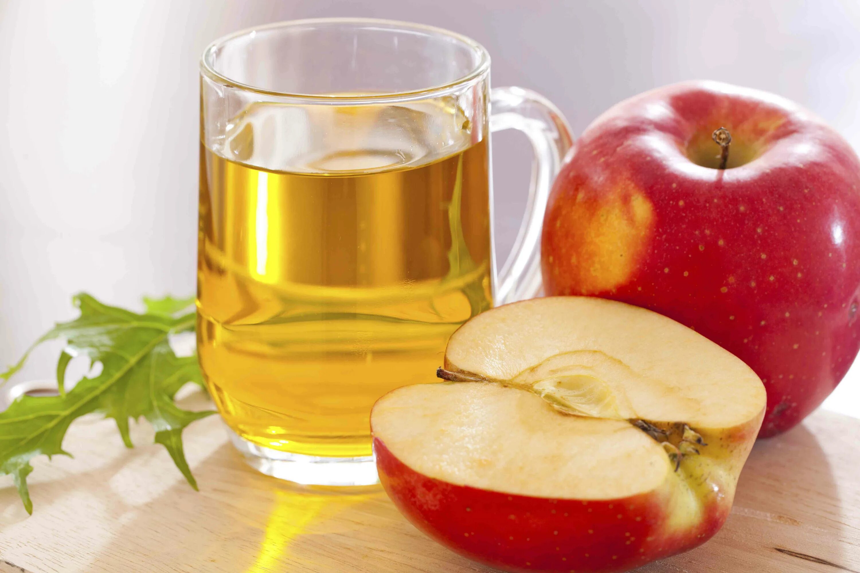 Вода с яблочным уксусом и медом. Яблочный сок. Яблочный уксус. Уксус Apple Cider Vinegar. Яблочный сок с медом.