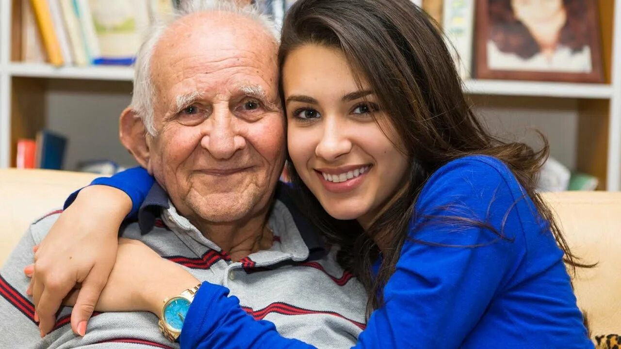 Melanie (beauty and the senior) и grandpa johan. Пожилой мужчина и девушка. Красивые девушки и старики. Отец и дочь. Старик и молодая девушка.
