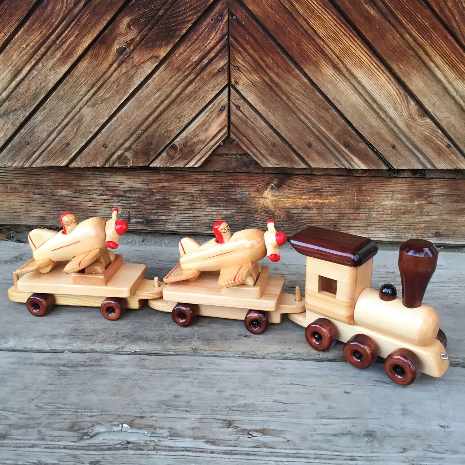 Какие игрушки из дерева. Деревянные игрушки. Деревянный паровозик. Игрушки из дерева паровозик. Дорогие детские игрушки из дерева.