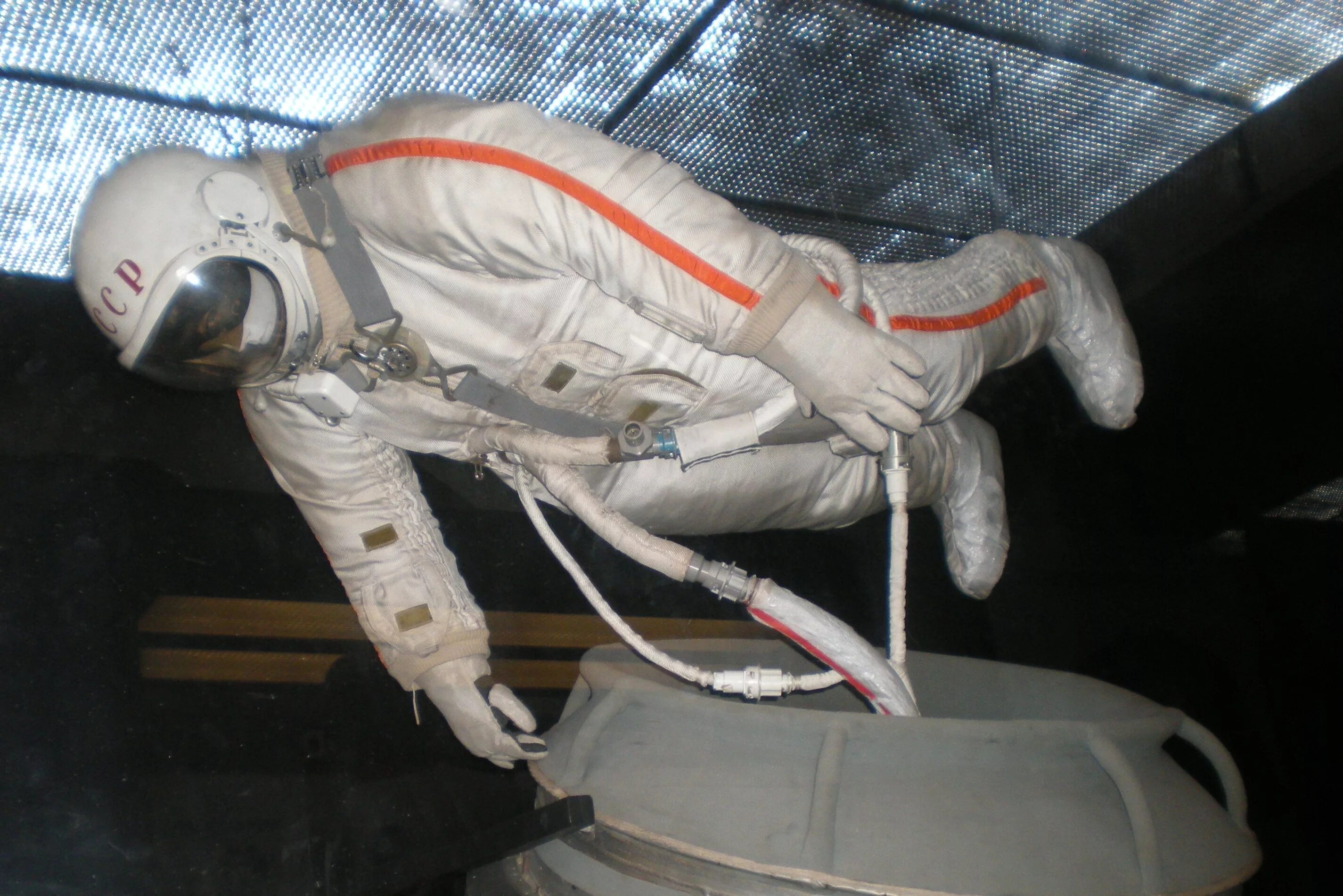 Первый астронавт вышедший в открытый космос. Восход 2 скафандр Беркут. Скафандр Беркут для Леонова. Космический скафандр Леонова. Скафандр Леонова для выхода в открытый космос.