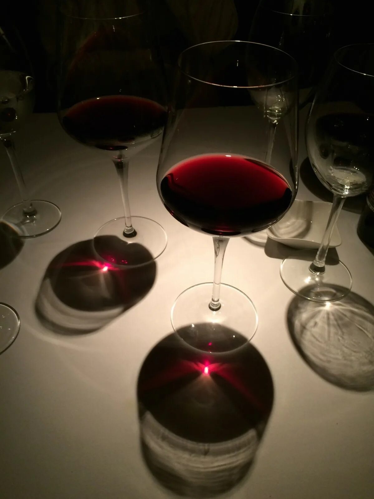 Вино бокал дома. Бокал с вином. Бокалы на столе. Бокал вина на столе. Столик с вином.