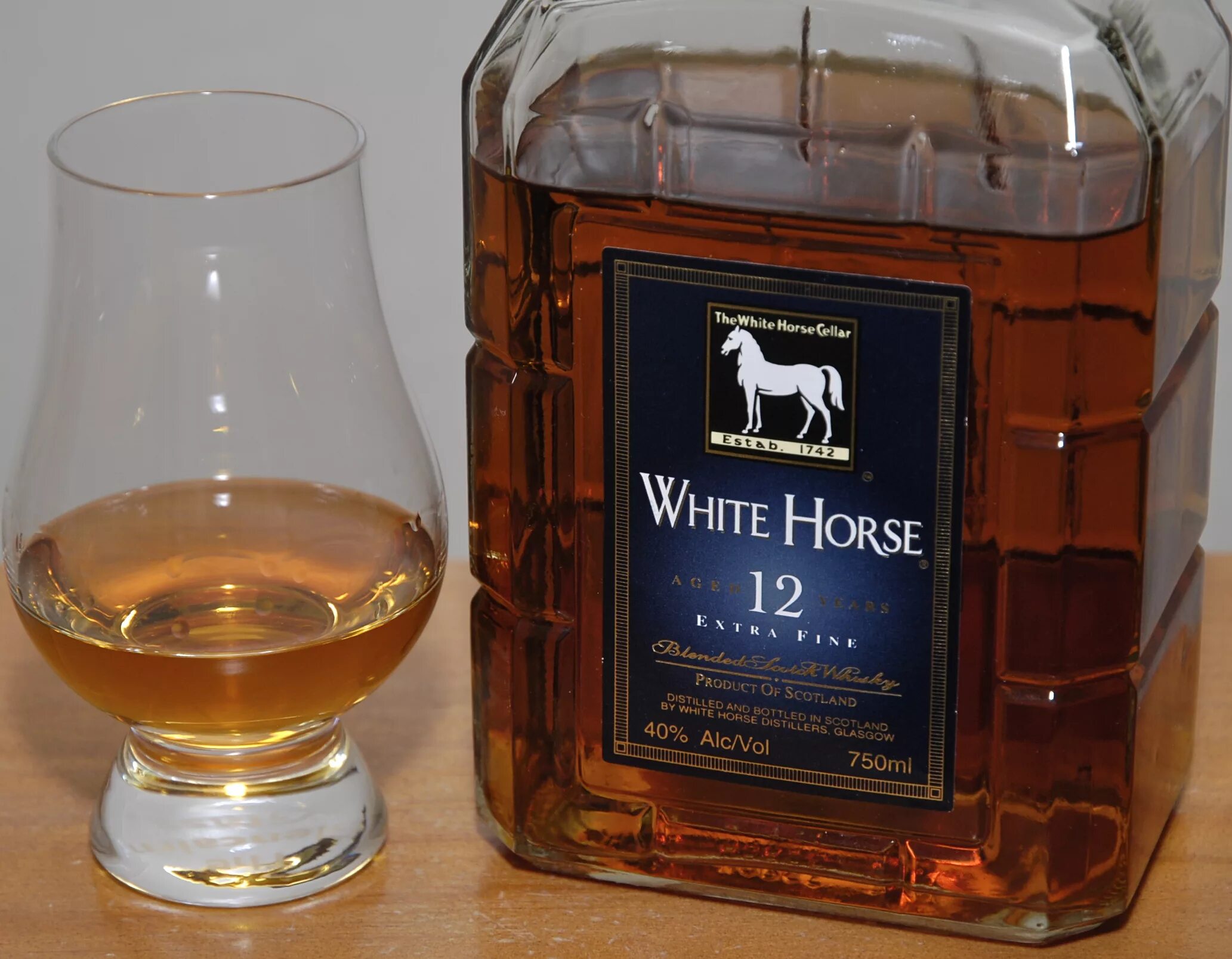 Белый шотландский виски. Скотч white horse. Wight horse виски. Виски шотландский "уайт хорс" 1л. Уайт хорс виски.