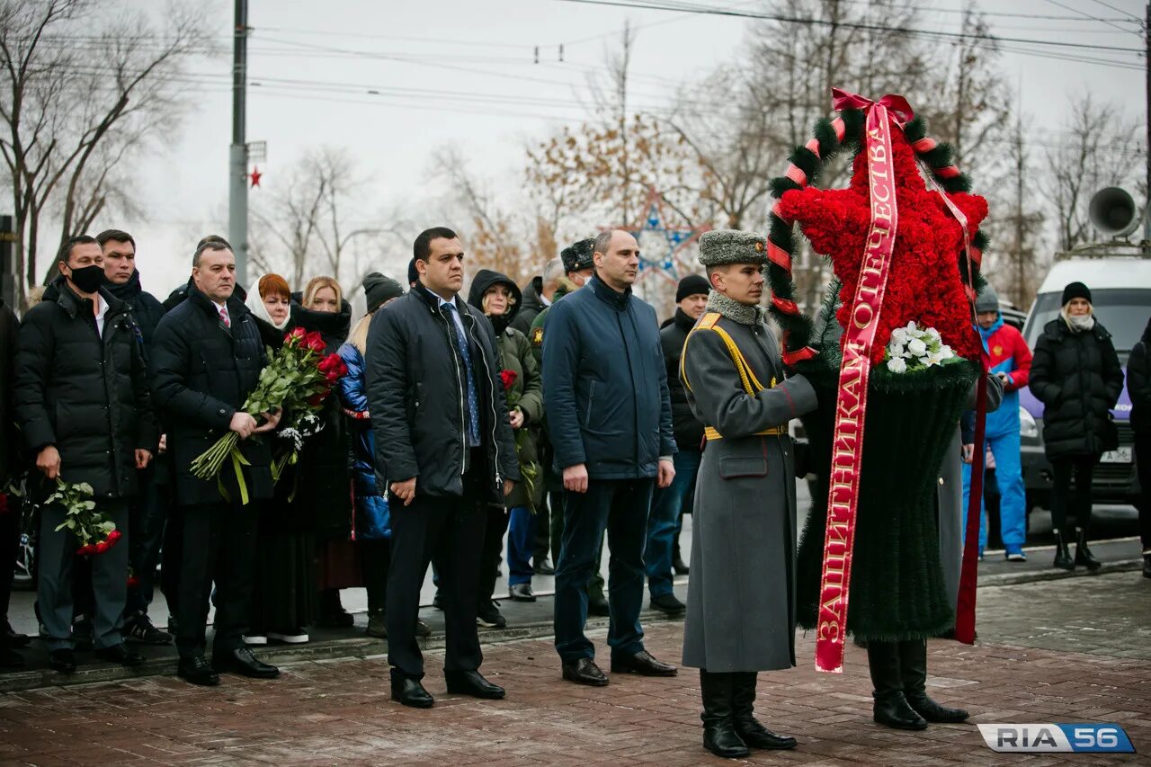 Возложение цветов к Вечному огню 2020 году Сочи. Новости Оренбурга. ЧР возложение цветов Наурская. Организация праздника Оренбург.