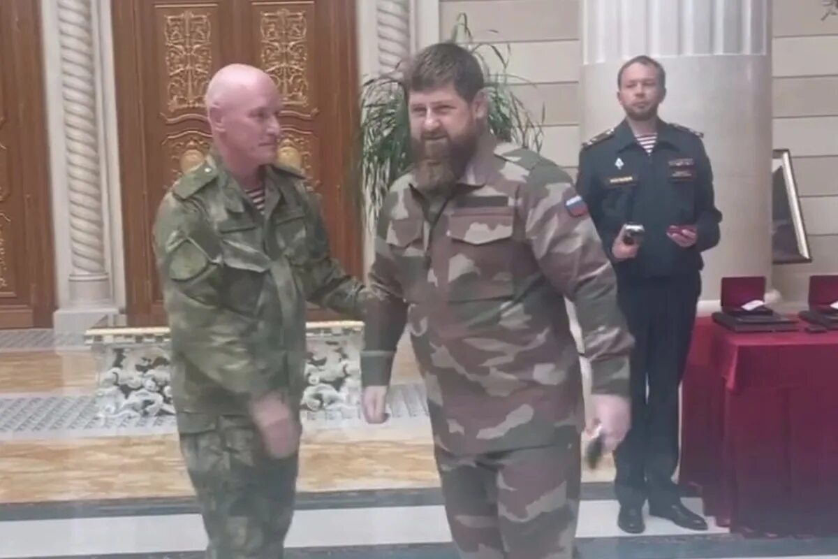 кадыров ичкерия. награждение рамзана кадырова звездой герой чеченской республики. медаль герой россии рамзан кадыров. рамзан кадыров 2022. кадыров рамзан ахматович.